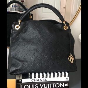Louis Vuitton Artsy Noir MM